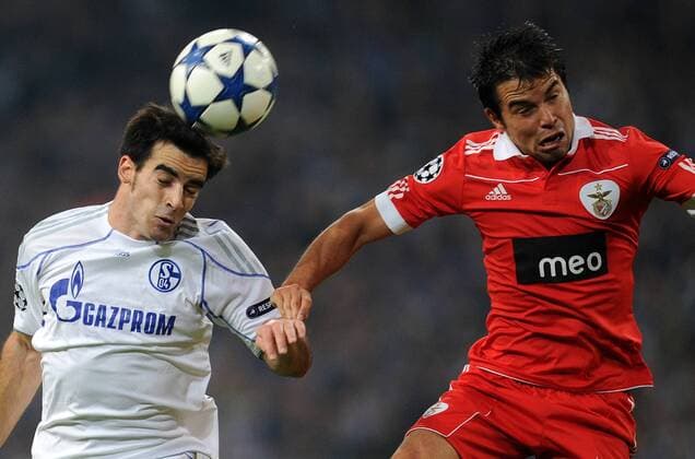 FUSSBALL CHAMPIONS LEAGUE SAISON 2010 2011 GRUPPE B - FC Schalke 04 (weiß) - Benfica Lissabon 29.09.2010 Jose Manuel JURADO (li, Schalke) gegen Javier SAVIOLA (re, Lissabon) 