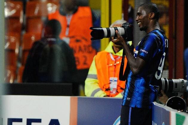 Inter Mailand vs SV Werder Bremen (weiß): Jubel bei Samuel Eto o  Kamera fotografieren Fotoapparat Foto Jubel Freude kurios