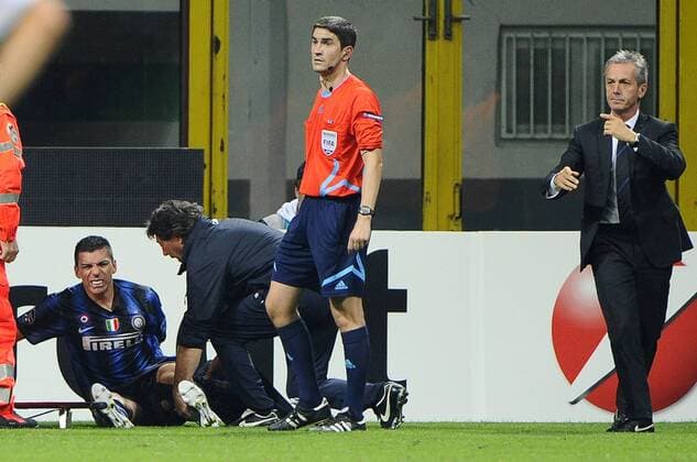 Inter Mailand vs SV Werder Bremen (weiß): Verletzung bei Lucio (L)  o0 verletzt