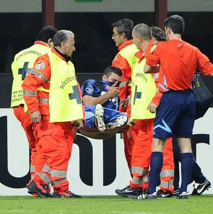 Inter Mailand vs SV Werder Bremen (weiß): Verletzung bei Lucio  o0 verletzt Trage Sanitäter