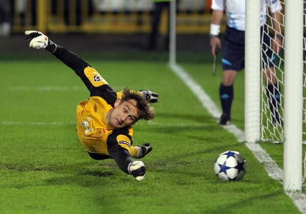 KAZAN, SEPTEMBER 29, 2010. Rubin s Sergei Ryzhikov fails to save a ball during the Champions League Group D soccer match at Central stadium in Kazan. The match between Rubin Kazan and FC Barcelona ends in a 1-1 draw.  premiumd xint Aufmacher RE0D8DB6 o0 Tor
