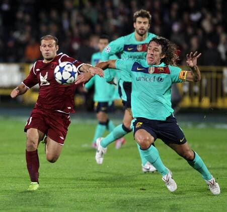 KAZAN, SEPTEMBER 29, 2010. Rubin s GÃ¶kdeniz Karadeniz and Barca s Carles Puyol (L to R, foreground) seen during the Champions League Group D soccer match at Central stadium in Kazan. The match between Rubin Kazan and FC Barcelona ends in a 1-1 draw.  premiumd xint Aufmacher RE0D8DBA