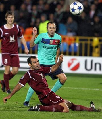 KAZAN, SEPTEMBER 29, 2010. Lasha Salukvadze and Barca s Andres Iniesta (R) seen during the Champions League Group D soccer match at Central stadium in Kazan. The match between Rubin Kazan and FC Barcelona ends in a 1-1 draw.  premiumd xint Aufmacher RE0D8DCE
