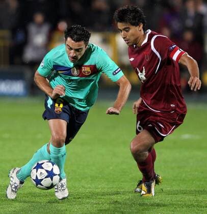 KAZAN, SEPTEMBER 29, 2010. Barca s Xavi Hernandez and Rubin s Christian Noboa (R) seen during the Champions League Group D soccer match at Central stadium in Kazan. The match between Rubin Kazan and FC Barcelona ends in a 1-1 draw.  premiumd xint Aufmacher RE0D8DD5