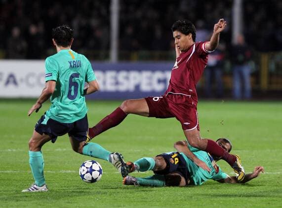 KAZAN, SEPTEMBER 29, 2010. Barca s Xavi Hernandez (L), Javier Mascherano (R) and Rubin s Christian Noboa (C) seen during the Champions League Group D soccer match at Central stadium in Kazan. The match between Rubin Kazan and FC Barcelona ends in a 1-1 draw.  RE0D8DB9