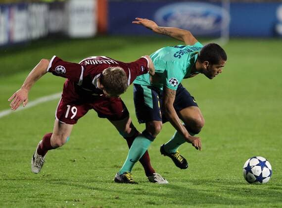KAZAN, SEPTEMBER 29, 2010. Rubin s Vitaly Kaleshin and Barca s Daniel Alves (R) seen during the Champions League Group D soccer match at Central stadium in Kazan. The match between Rubin Kazan and FC Barcelona ends in a 1-1 draw.  RE0D8DC4 o0 Dani