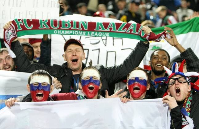 KAZAN, SEPTEMBER 29, 2010. Rubin s fans seen during the Champions League Group D soccer match at Central stadium in Kazan.  premiumd xint Aufmacher RE0D8DC3 o0 Objekte Schal Fanschal Gesichtsbemalung Bemalung Landesfarben RUS