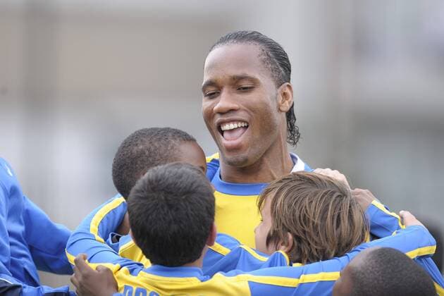 Didier Drogba (CIV Chelsea FC, Mitte) kommt persönlich zur Inauguration des nach ihm benannten Stade Didier Drogba in Levallois Perret und spielt mit Kindern - 29.09.2010 - xJBAutissierx 