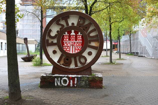 Fußball, Stadiongeschichte FC St. Pauli HAMBURG, Vereinsemblem des FC St. Pauli auf dem Heiligengeistfeld - 