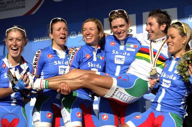 Geelong, 02 10 2010 CYCLING 2010 UCI ROAD WORLD CHAMPIONSHIPS MELBOURNE Giorgia Bronzini (ITA, 2.v.re.) - Weltmeisterin 2010 - xVereeckenxNicoxPHOTONEWS  o0 Jubel, Freude Sieg, Sieger