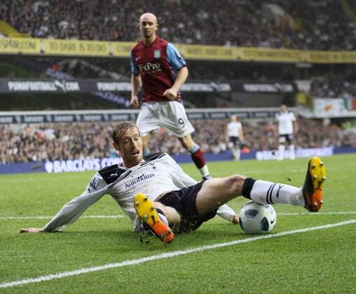 Tottenhams Peter Crouch (front) in action Barclays Premier League Tottenham Hotspur v Aston Villa 2nd October, 2010 EDITORIAL USE ONLY. No use with unauthorised audio, video, data, fixture lists, club league logos or live services. Online in-match use limited to 120 images, no video emulation. No use in betting, games or single club league player publications. o0 kurios Komik Kampf Einzelbild