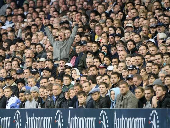 Tottenhams fans sing during the match - Barclays Premier League - Tottenham Hotspur EDITORIAL USE ONLY. No use with unauthorised audio, video, data, fixture lists, club league logos or live services. Online in-match use limited to 120 images, no video emulation. No use in betting, games or single club league player publications. o0 Totale Zuschauer Sitzplatz Sitzplätze stehen