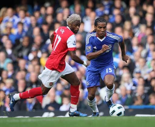 Chelseas Florent Malouda (R) tussles with Arsenals Alex Song - Chelsea FC London - Arsenal FC London - EDITORIAL USE ONLY. No use with unauthorised audio, video, data, fixture lists, club league logos or live services. Online in-match use limited to 120 images, no video emulation. No use in betting, games or single club league player publications.
