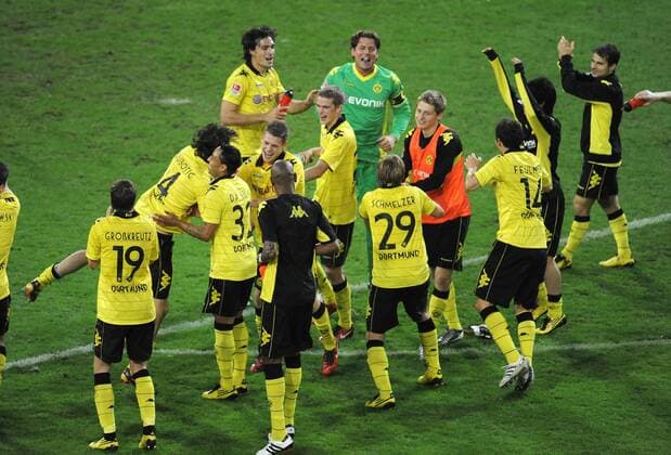 03-10-10, Fussball, 1. Bundesliga, Saison 2010-2011, 7. Spieltag BVB BORUSSIA DORTMUND (gelb) - FC BAYERN MÜNCHEN: Dortmunds Spieler feiern den Sieg mit einem Tanz