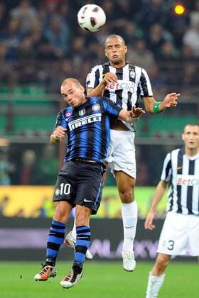 Inter Mailand (blau) vs Juventus Turin: v.li. Wesley Sneijder-Felipe Melo 