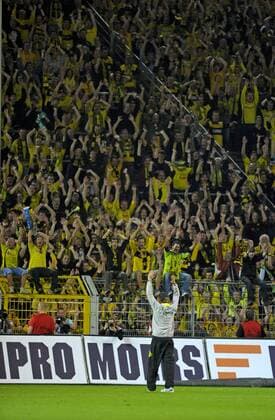 03.10.2010, Fussball 1.Bundesliga 2010 2011, 7.Spieltag, Borussia Dortmund BVB - Bayern München im Signal-Iduna-Park, Trainer Jürgen Klopp (Dortmund) LaOla mit den Fans