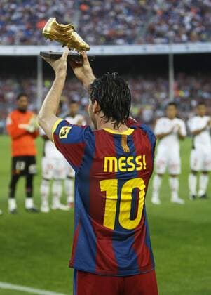 Lionel Messi (FC Barcelona) präsentiert den Goldenen Schuh für den besten europäischen Torschützen der Saison 2009 2010.  o0 Barca