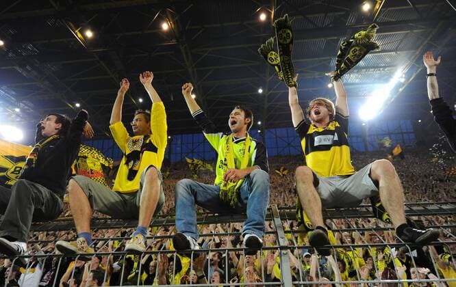 Borussia Dortmund (BVB) - Dortmunds Fans jubeln nach dem Abpfiff