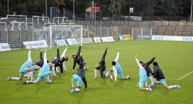 Die Spieler beim Aufwärmübungen, Training der Türkischen Nationalmannschaft im Potsdamer Karl-Liebknecht-Stadion, Fußball, Saison 2010 2011, Potsdam, 04.10.2010, Totale