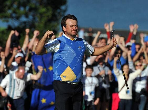 Golf - Ryder Cup 2010 - Day 4, Singles Graeme McDowell (Northern Ireland) of Europe celebrates as he wins his singles match on the 17th and Europe win the Ryder Cup at Celtic Manor, Newport  o0 Mc Dowell Nordirland Freude Sieg