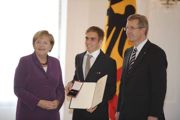 v.l.: Bundeskanzlerin Angela MERKEL (CDU), Kapitän Philipp LAHM und Bundespräsident Christian WULFF (GER), Ehrung der Deutschen Fussball Nationalmannschaft durch den Bundespräsidenten, Verleihung des Silbernen Lorbeerblatts, am 05.10.2010 in Berlin, privat DFB Lorbeerblatt Schloss Bellevue Präsident Bundespräsident