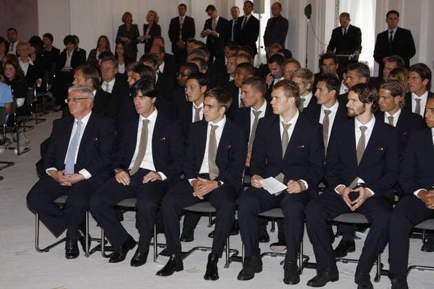Berlin, Verleihung des Silbernen Lorbeerblattes an die Spieler der Nationalmannschaft der Fußball-WM 2010 und Verleihung des Bundesverdienstkreuzes der Bundesrepublik Deutschland an Bundestrainer Joachim Löw, v.li. DFB Präsident Dr. Theo Zwanziger, Bundestrainer Joachim Löw, Philipp Lahm, Torwart Manuel Neuer, Arne Friedrich o0 Funktionär Nationaltrainer, Trainer