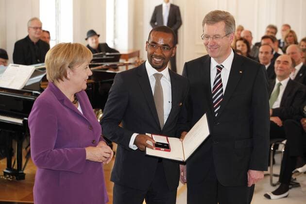 Verleihung des Silbernen Lorbeerblattes an die Spieler der Nationalmannschaft der Fußball-WM 2010 Bundeskanzlerin Angela Merkel (li.) und Bundespräsident Christian Wulff (re., beide CDU beide Deutschland) verleihen Cacau das Silberne Lorbeerblatt o0 Silbernes people Politik Urkunde Objekt Freude privat