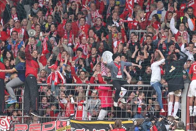 Fussball Bundesliga BL 10 11 - 02.10.2010 - 1. FSV Mainz 05 - Trainer Thomas Tuchel (li. mit Megaphon) jubelt und feiert mit den Fans auf dem Zaun . o0 Zuschauer