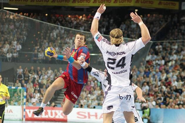 Handball Champions League CL 10 11 - 03.10.2010 - THW Kiel vs. FC Barcelona (Barca) - Siarhei Rutenka (Barcelona, L) im Sprungwurf gegen Aron Palmarsson (Kiel) .