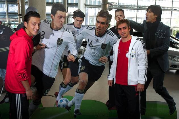Berlin 06.10.2010 - DFB Pressekonferenz - Mesut Özil (L) und Philipp Lahm (GER) unterschreiben lebensgrosse Fotos von sich selbst