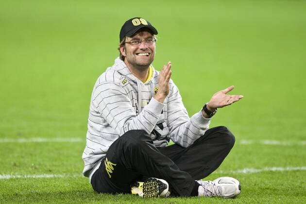 Dortmunds Trainer, Coach Juergen KLOPP sass nach Spielschluss bestens gelaunt auf dem Rasen und liess sich feiern, klatschte, Klatschen; 1. Fussball Bundesliga BVB Borussia Dortmund (DO) - FC Bayern Muenchen (M) 2:0, am 03.10.2010 in Dortmund; Saison 2010 2011 o0 Jubel