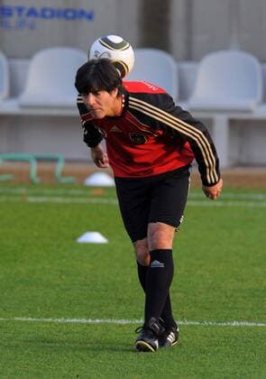 Berlin 06.10.2010 DFB Training - Bundestrainer Joachim Löw (GER) beweißt Ballgefühl