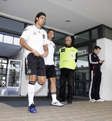 Sami Khedira, links rechts Mario Gomez - Training Deutschland in Berlin