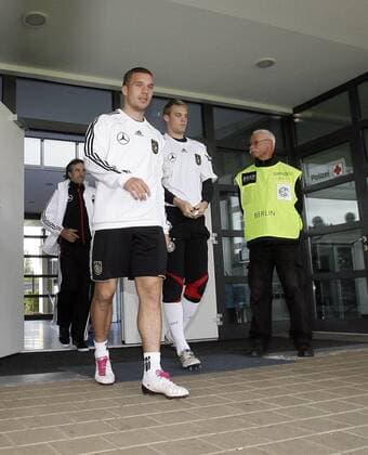 Lukas Podolski (li.) und Torwart Manuel Neuer - Training Deutschland in Berlin