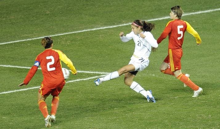 CHESTER, Oct. 6, 2010 -- Alex Morgan (C) of the USA scores the goal during the friendly women s football match against China in Chester, Pennsylvania, the United States, Oct. 6, 2010. The match ended in a 1-1 draw. ---  o0 Tor
