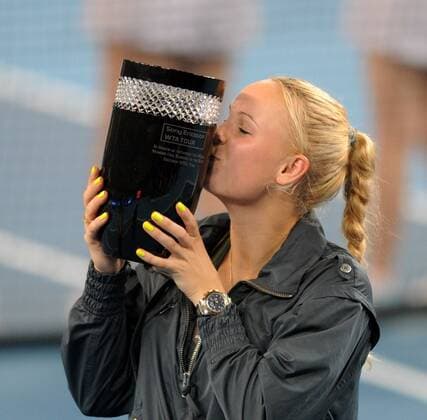 BEIJING, Oct. 7, 2010 -- Caroline Wozniacki of Denmark kisses the trophy to celebrate becoming the new women s world number one player after winning her women s singles third round match at the China Open tennis tournament in Beijing, Oct. 7, 2010. ---  o0 Jubel Freude Weltrangliste Rangliste Nummer 1 Objekte Pokal Trophäe
