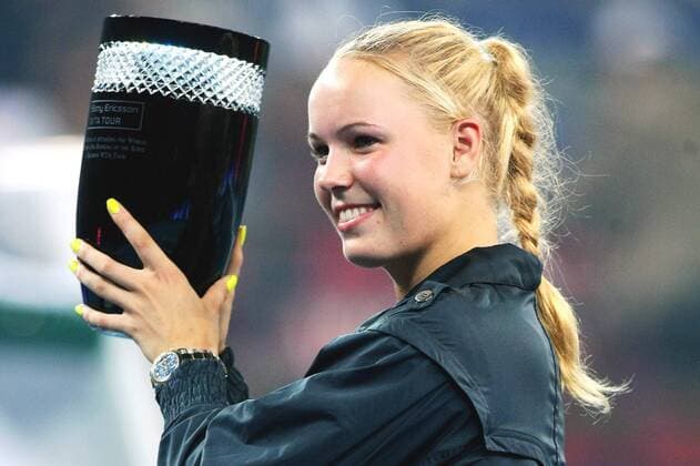Caroline Wozniacki of Denmark poses with the world number one throphy after winning the third round of womens single of the China Open tennis tournament at the National Tennis Center in Beijing, China, October 7, 2010.  pau424547_07 o0 Objekte Freude Siegerehrung Sieg