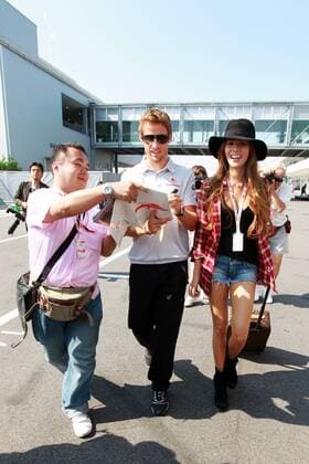 Oct. 7, 2010 - Suzuka, Japan - JENSON BUTTON (GBR, C) McLaren with his girlfriend JESSICA MICHIBATA (JPN)...Formula One World Championship, Rd 16, Japanese Grand Prix,  - ZUMAorl o0 Familie privat people Model Partnerin, Frau, Freundin, Lebensgefährtin Fahrerfrau