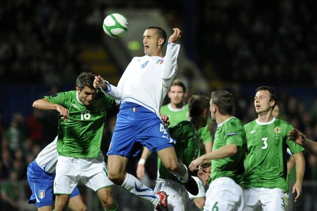 Nordirland (grün) vs. Italien (weiß) - Giorgio Chiellini (Mitte) 