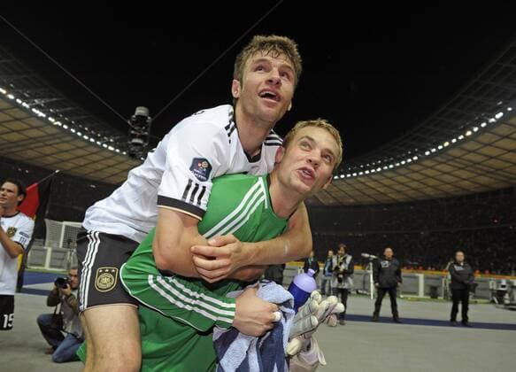 08.10.2010, Fussball EM-Qualifikation: Deutschland (weiß) vs. Türkei (rot), im Berliner Olympiastadion. Schlussjubel von Thomas Müller (Deutschland, L) und Torwart Manuel Neuer (Deutschland). o0 Jubel, Freude,