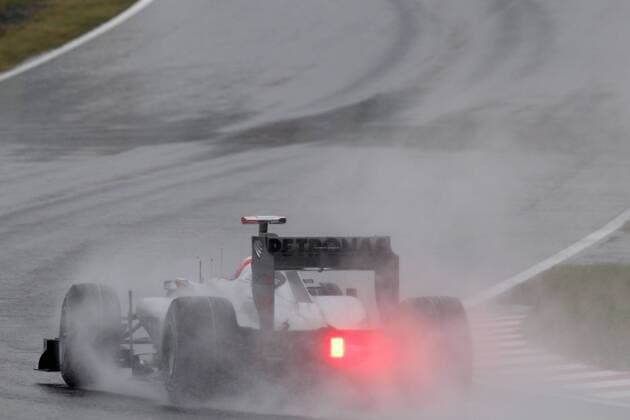 Motorsports Formula 1: World Championship 2010, GP of Japan, 03 Michael Schumacher (GER, Mercedes GP Petronas), xHOCHxZWEIx o0 Spray, Regen,