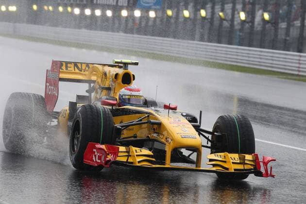 Formel 1, GP von Japan in Suzuka, 09.10.10 Vitaly Petrov, Renault, o0 Regen, Spray