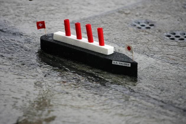Das Sauber Team hat ein Modellboot gebaut und lässt es durch die überflutete Boxengasse schippern - 