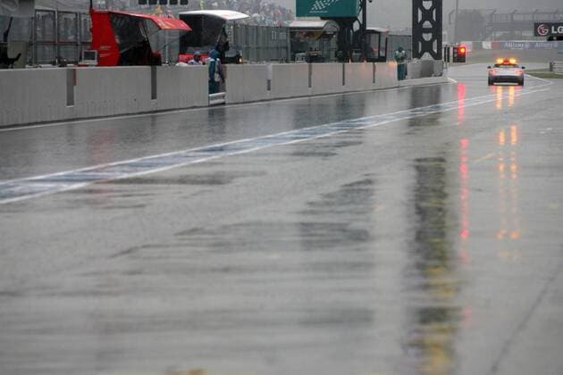 Zielgerade in Suzuka während des Qualifying zum GP von Japan 2010 - 