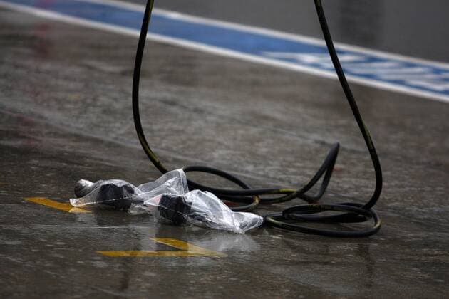 Schlagschrauber liegen geschützt durch eine Plastiktüte im Regen - 