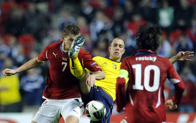 Czech national soccer team player Tomas Necid, left, and Steven Whittaker of Scotland, center, fight for the ball during the Euro 2012 Group I qualifying soccer match Czech Republic vs Scotland in Prague, Czech Republic, on Friday, October 8, 2010. The Czech football team beat Scotland 1-0. (CTKxPhoto KaterinaxSulova) CTKPhoto29201010081121601 o0 Kampf hohes, gestrecktes Bein, gefährliches Spiel