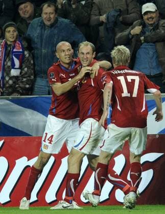 Czech national soccer team player Roman Hubnik, center, celebrates goal in the Euro Group I qualifying soccer match Czech Republic vs Scotland in Prague, Czech Republic, on Friday, October 8, 2010. The Czech football team beat Scotland 1-0. (CTKxPhoto MichalxKamaryt)  CTKPhoto29201010081134301 o0 Jubel Freude