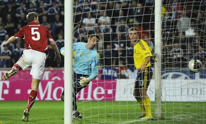 Czech national soccer team player Roman Hubnik, left, heads the ball into the net as goalkeeper of Scotland Allan McGregor, center, fails to save the ball during the Euro Group I qualifying soccer match Czech Republic vs Scotland in Prague, Czech Republic, on Friday, October 8, 2010. The Czech football team beat Scotland 1-0. (CTKxPhoto MichalxKamaryt)  CTKPhoto21201010090002101 o0 Tor Mc Gregor