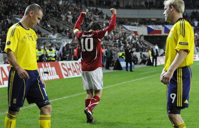 Czech national soccer team player Tomas Rosicky, center, Kenny Miller, left, and Steven Naismith of Scotland react after the Euro Group I qualifying soccer match Czech Republic vs Scotland in Prague, Czech Republic, on Friday, October 8, 2010. The Czech football team beat Scotland 1-0. (CTKxPhoto MichalxKamaryt)  CTKPhoto22201010090003501 o0 Jubel Freude