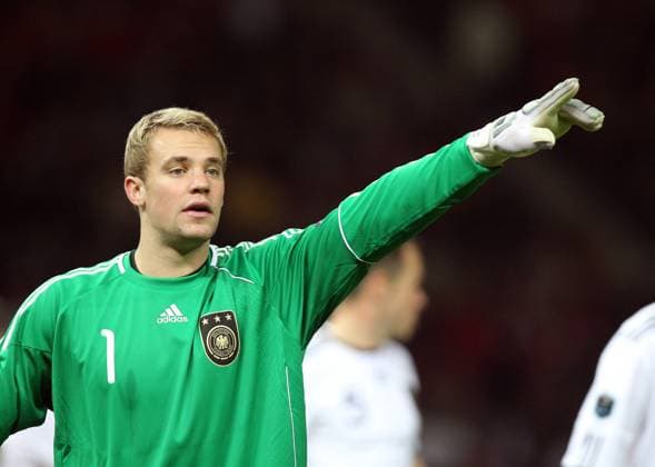 EM Qualifikation - Deutschland (Weiß) vs. Türkei (Rot): Torwart Manuel Neuer rufend zeigend